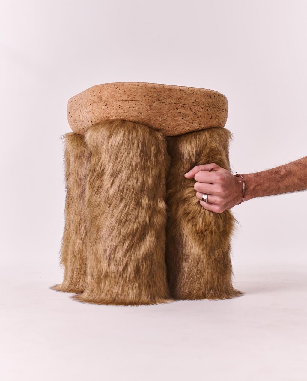 "שנינו טובים בעיצוב ולגעת בחומר". Fluid Furniture (צילום: רחל לפידות) Fluid Furniture