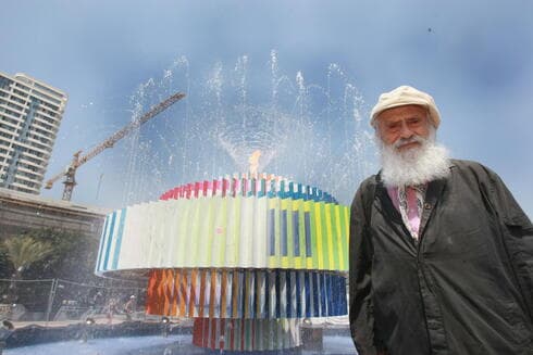 יעקב אגם לצד המזרקה "אש ומים", 2012 יעקב אגם לצד המזרקה "אש ומים", 2012