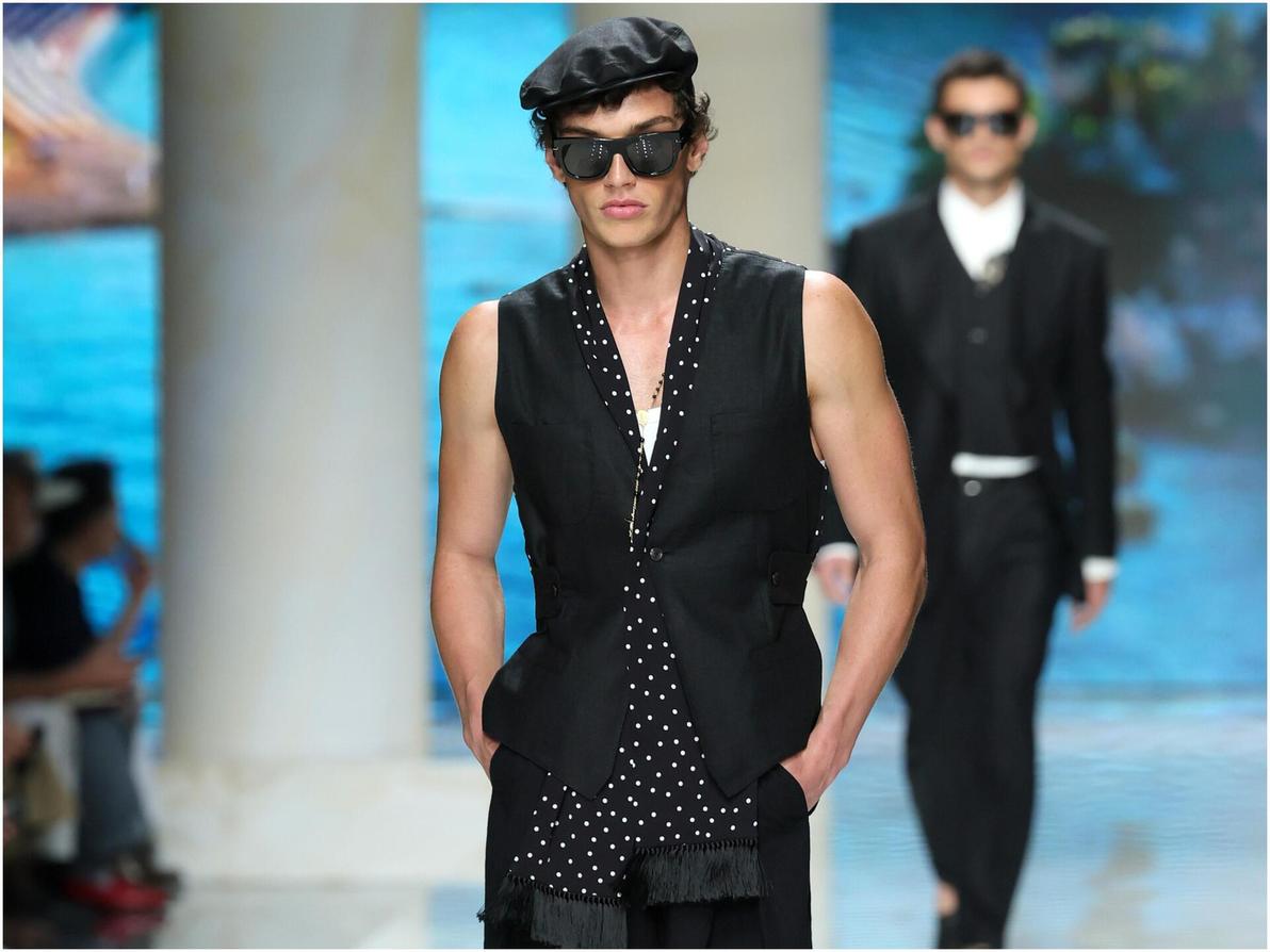 על המסלול של בית האופנה צעד בפעם השלישית הדוגמן והשחקן הישראלי יובל הראל, שמתחזק קריירה בינלאומית (צילום: Vittorio Zunino Celotto/Getty Images) יובל הראל לדולצ'ה אנד גבאנה, תצוגת אביב-קיץ 2027 לגברים