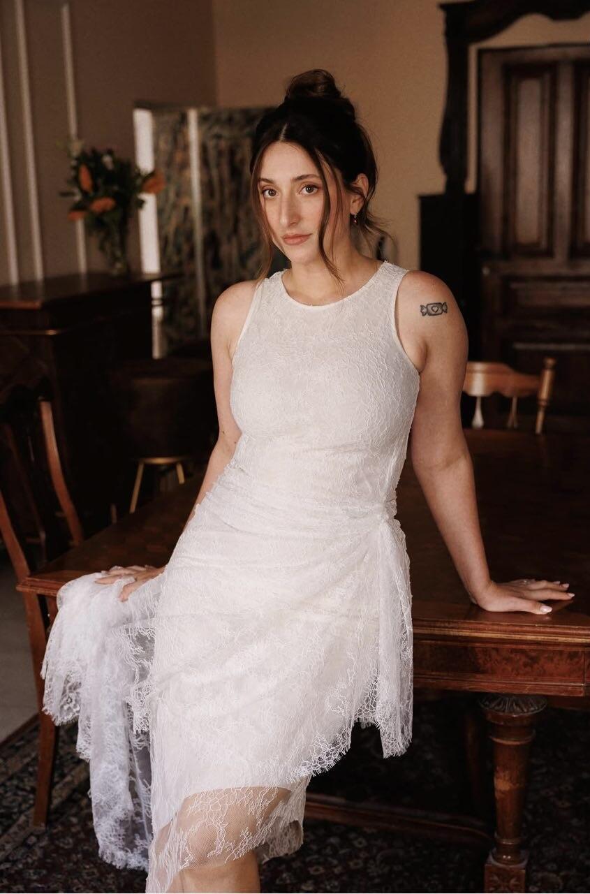 שומרת על סגנון לא מחייב מדי. אלונה סער בשמלה של מישימונו (צילום: רותם לבל) אלונה סער כלה