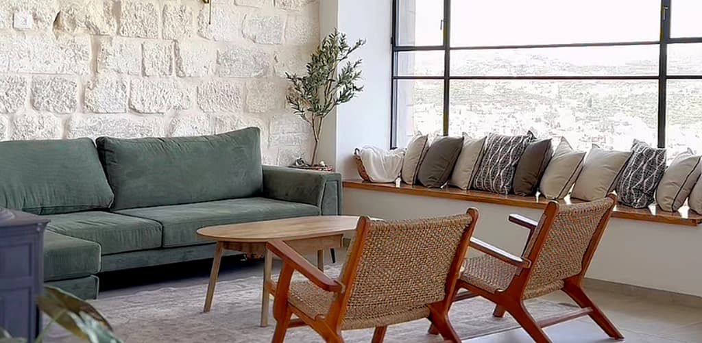 הסלון שעוצב מחדש (צילום: מירי חרל"פ) הבית בשומרון