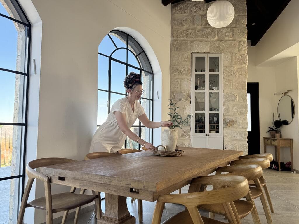 פינת האוכל שנרכשה בסייל במקום שולחן זמני וכיסאות פלסטיק (צילום: מירי חרל"פ) הבית בשומרון