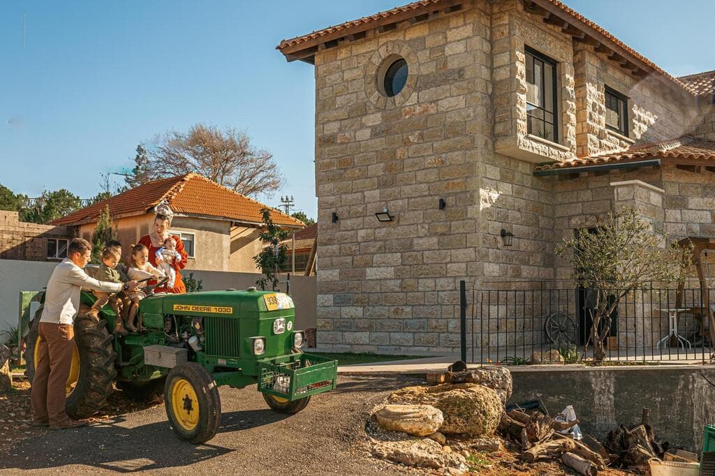 בני הזוג בנו את הבית לבד וחסכו גם באבטחה ובניהול העבודה (צילום: מירי חרל"פ) הבית בשומרון