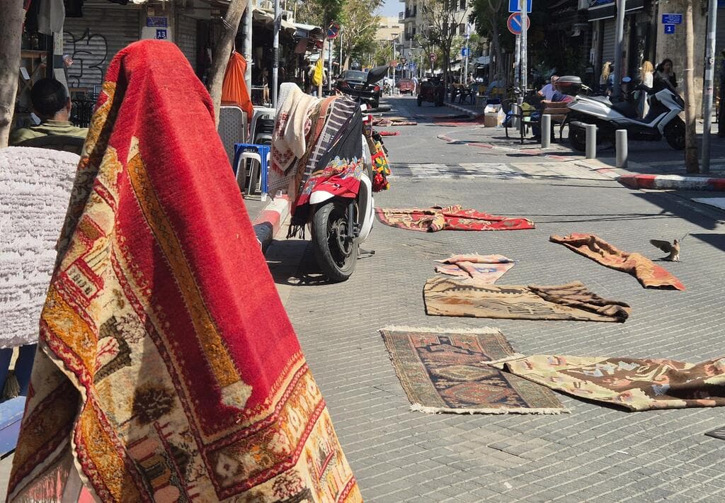 שוק השטיחים. תהיו קשוחים במו"מ ותצאו עם שטיח ועם הרגשה טובה (צילום: צביקה בורג) שוק השטיחים. תהיו קשוחים במו"מ ותצאו עם שטיח ועם הרגשה טובה