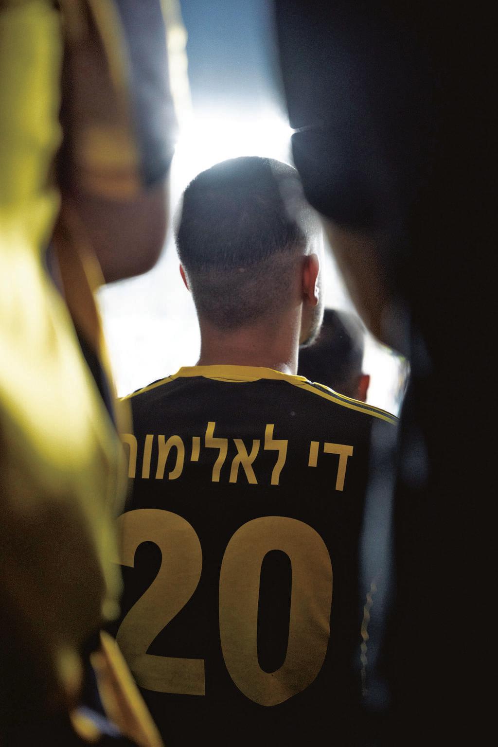 תיעוד של אוהדי בית"ר ירושלים בצילומים שמוצגים בשבוע העיצוב (צילום: שולמית נדל) תיעוד של אוהדי בית"ר ירושלים בצילומים שמוצגים בשבוע העיצוב