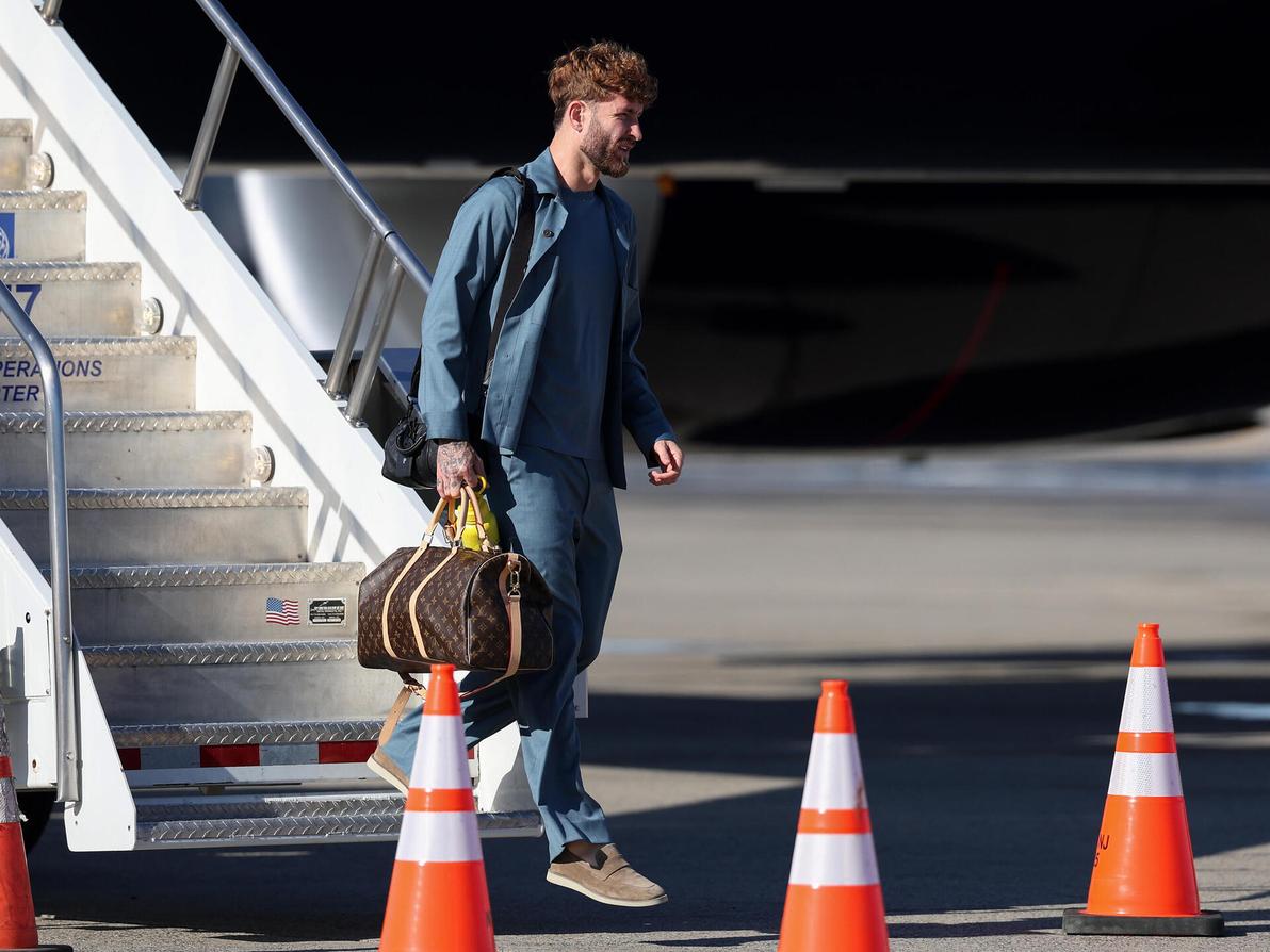 לאו פריירה עם תיק של לואי ויטון (צילום: Jordan Bank/Getty Images) לאו פריירה מנבחרת ברזיל במונדיאל, 2026