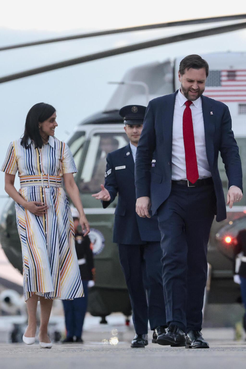 ג'יי די ואושה ואנס בדרך להונגריה (צילום: Jonathan Ernst-Pool/Getty Images) ג'יי די ואנס ואושה ואנס בדרך להונגריה, 2026