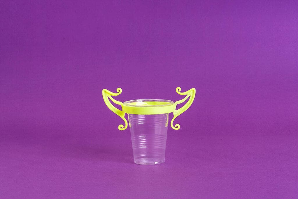 מה חשוב - הסמל או הגביע עצמו? Disposable trophy בעיצוב רון יוסף (צילום: Aia Wind) Ron Yosef _ Disposable trophy