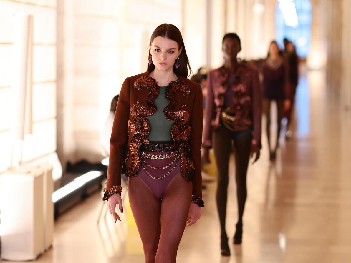 תצוגת אביב 2027 של מארק ג'ייקובס (צילום: Dimitrios Kambouris/Getty Images for Marc Jacobs) תצוגת אביב 2027 של מארק ג'ייקובס