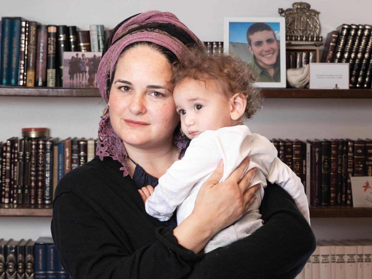 יעל סרלין ובנה בנימין. "אמרו לי: 'הנה התחליף'. אני מרגישה שמחה וכאב בו־זמנית" (צילום: אלכס קולומויסקי) יעל סרלין ובנה בנימין