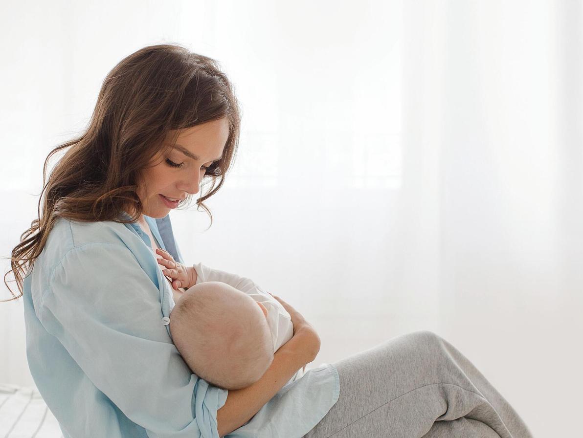 השורה התחתונה היא תמיד הנוחות שלך (צילום: Shutterstock/ASAP Creative ) השורה התחתונה היא תמיד הנוחות שלך, השקט הנפשי שלך וכמובן גם היכולת. גם הנקה חלקית, משולבת או קצרת מועד היא מבורכת, ומעניקה לתינוק יתרונות עצומים