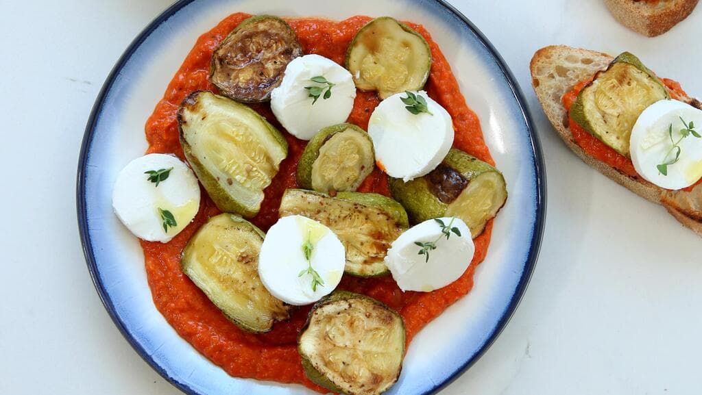 קישואים וגבינת עזים על רוטב רומסקו (צילום: ריאן פרויס, סגנון: נעמה רן) קישואים וגבינת עזים על רוטב רומסקו