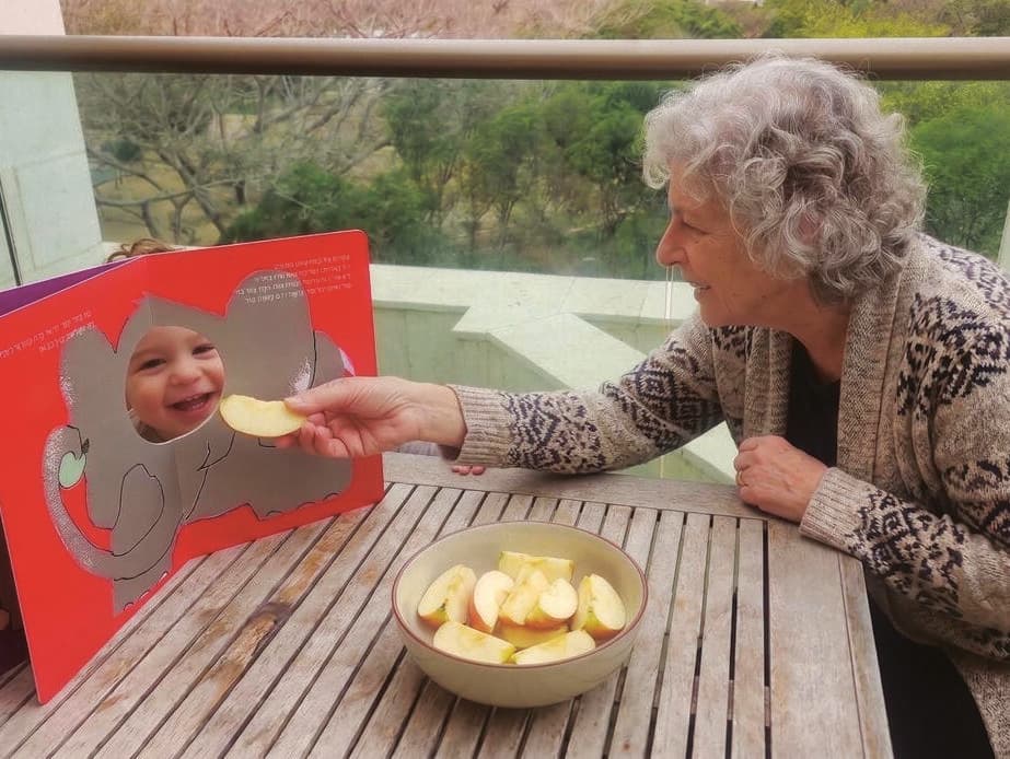 כן משחקים באוכל (צילום: מתוך ספר הכרסומים) כן משחקים באוכל