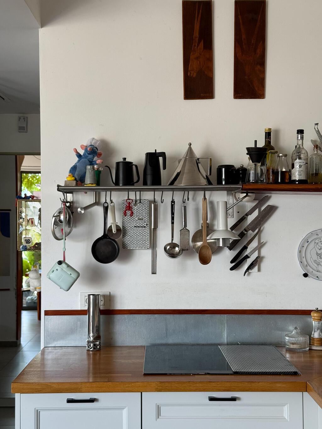 קומקום של Alessi על המדף (צילום: נועם רון) הדירה של גיא ויהואב