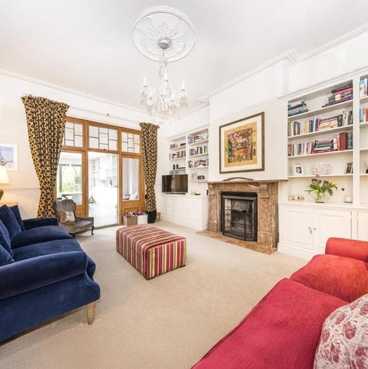 הסלון בסטייל אנגלי. יש גם man cave (צילום מסך מהאתר rightmove.co.uk) פנים הבית
