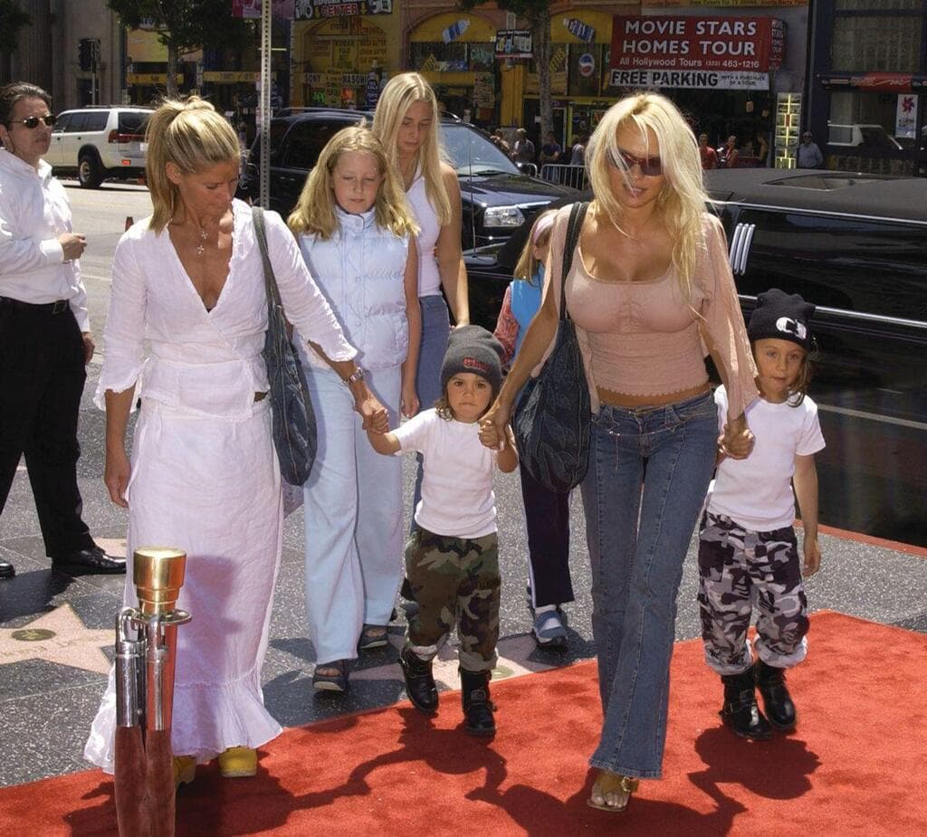 ברנדון, דילן ואמא פמלה ב־ 2002 (צילום: GettyImages IL/ Albert L. Ortega) ברנדון, דילן ואמא פמלה ב־ 2002