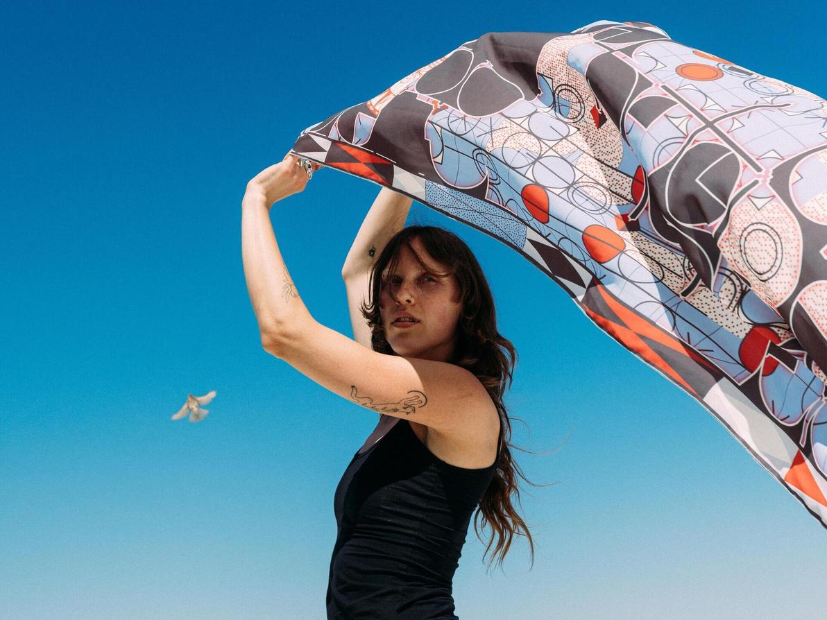 "לאט-לאט ובצעדים קטנים, קורים דברים שעלולים לערער את המרחב הציבורי ואת הזכות של נשים להיות שוות זכויות לגברים" (צילום: יובל אורבך) פרויקט הגמר Under של רומי קלמארו במחלקה לתקשורת חזותית בבצלאל, 2026