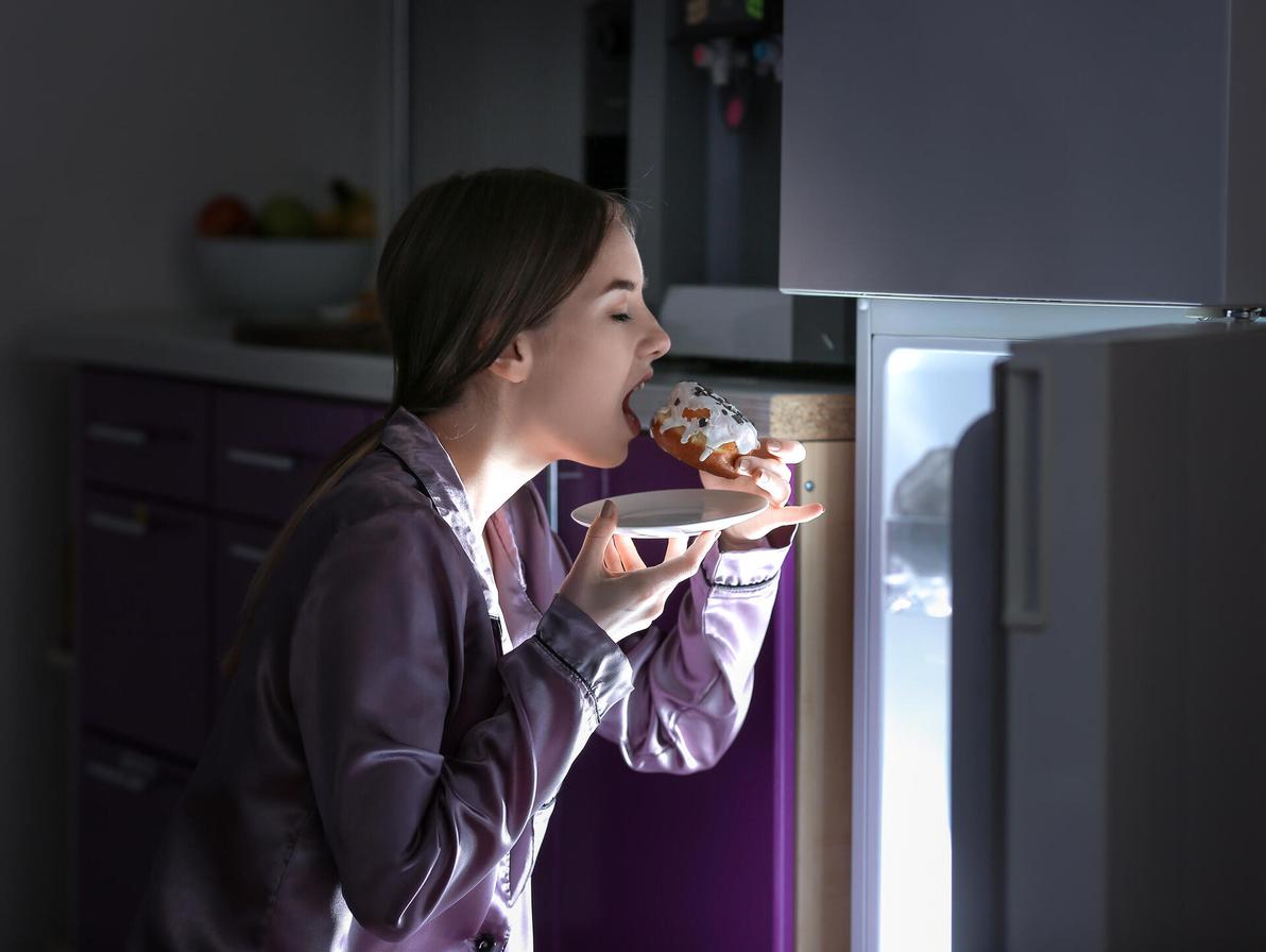 כשהאינסולין גבוה קשה להירדם (צילום: Shutterstock) לאכול בלילה