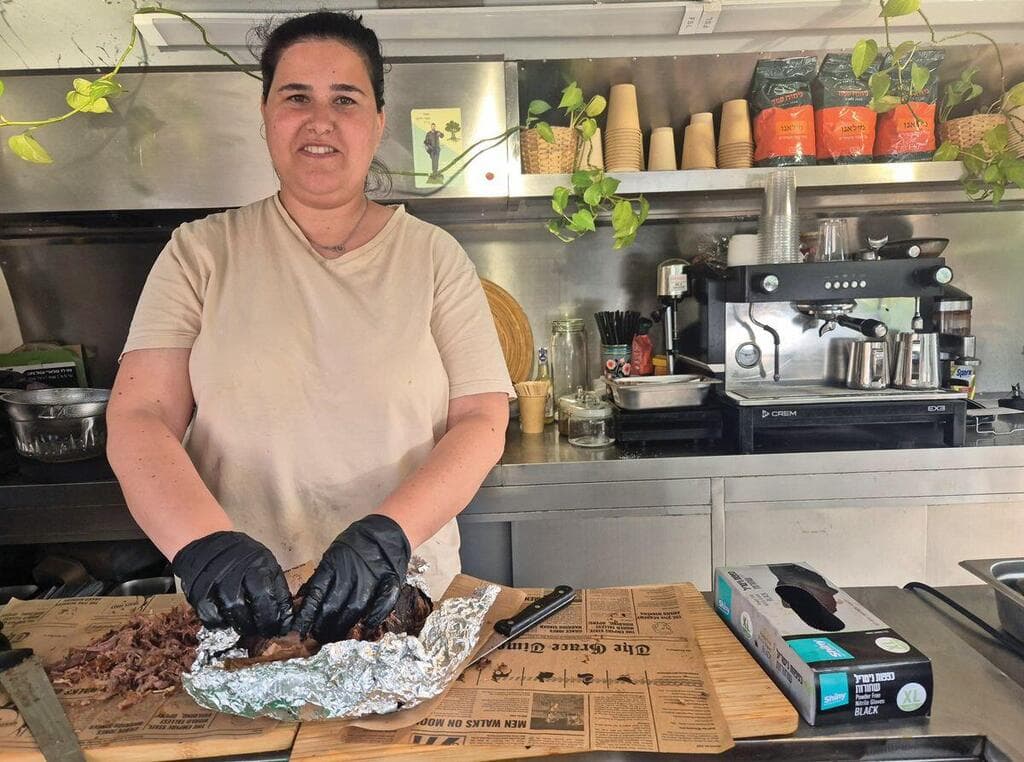 שי בולדס מ"משק בולדס". מנות בשריות על הדרך (צילום: צביקה בורג) שי בולדס, "משק בולדס" . מנות בשריות על הדרך
