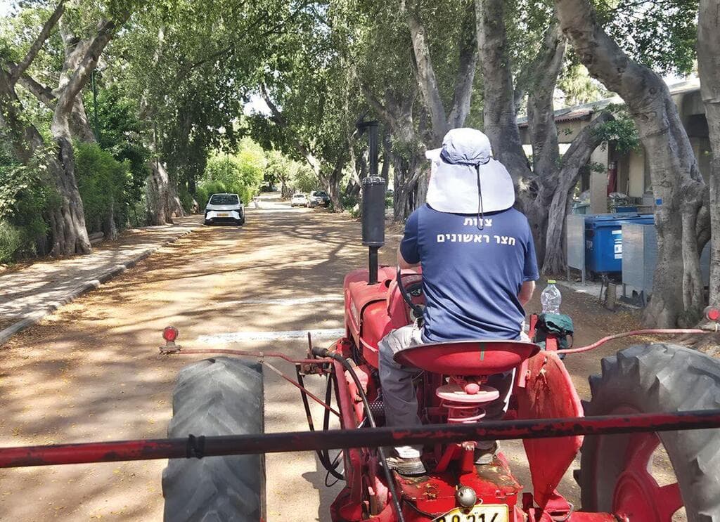 עין שמר. בדרך למוזיאון הטרקטורים (צילום: צביקה בורג) עין שמר. בדרך למוזיאון הטרקטורים