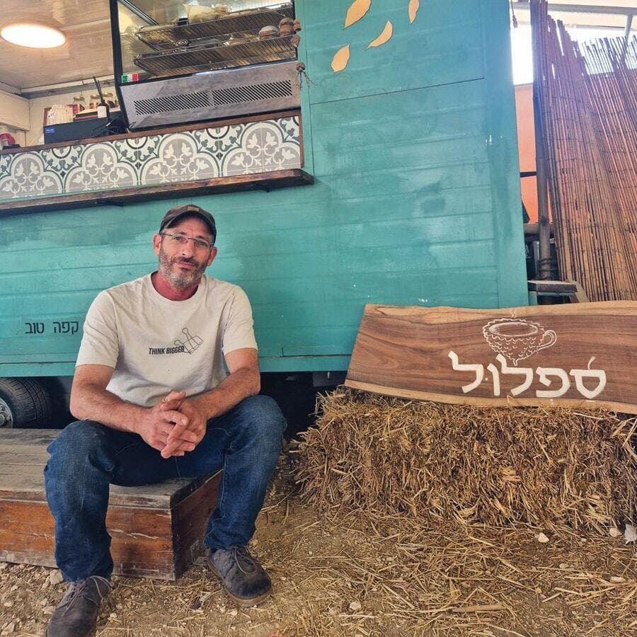 כפר פינס. אוריאל רוזנבאום ב"ספלול", עגלת קפה כשרה (צילום: צביקה בורג) אוריאל רוזנבאום, "ספלול", עגלת קפה כשרה, כפר פינס