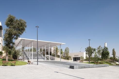 רחבה ציבורית חדשה במתחם משרד המשפטים, תכנון: מן שנער אדריכלים רחבה ציבורית חדשה במתחם משרד המשפטים, תכנון: מן שנער אדריכלים