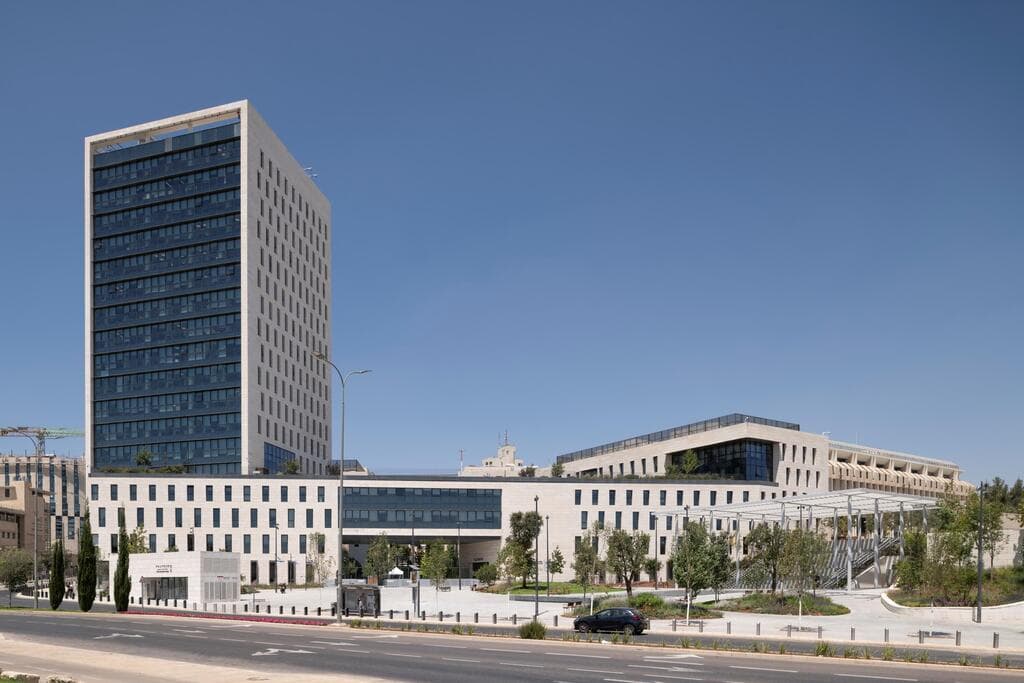 עמדו בתקציב על אף מודל הבנייה השנוי במחלוקת (צילום: מקס דופלי) משרד המשפטים, תכנון: מן שנער אדריכלים