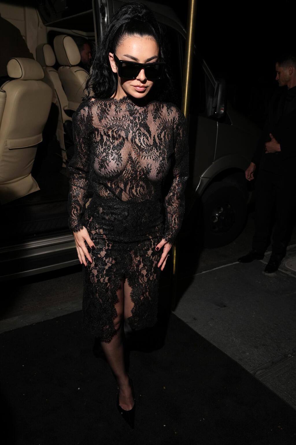 במסיבה של סן לורן, 2026 (צילום: Ilya S. Savenok/Getty Images for Saint Laurent) צ'ארלי XCX במסיבה של סן לורן, 2026