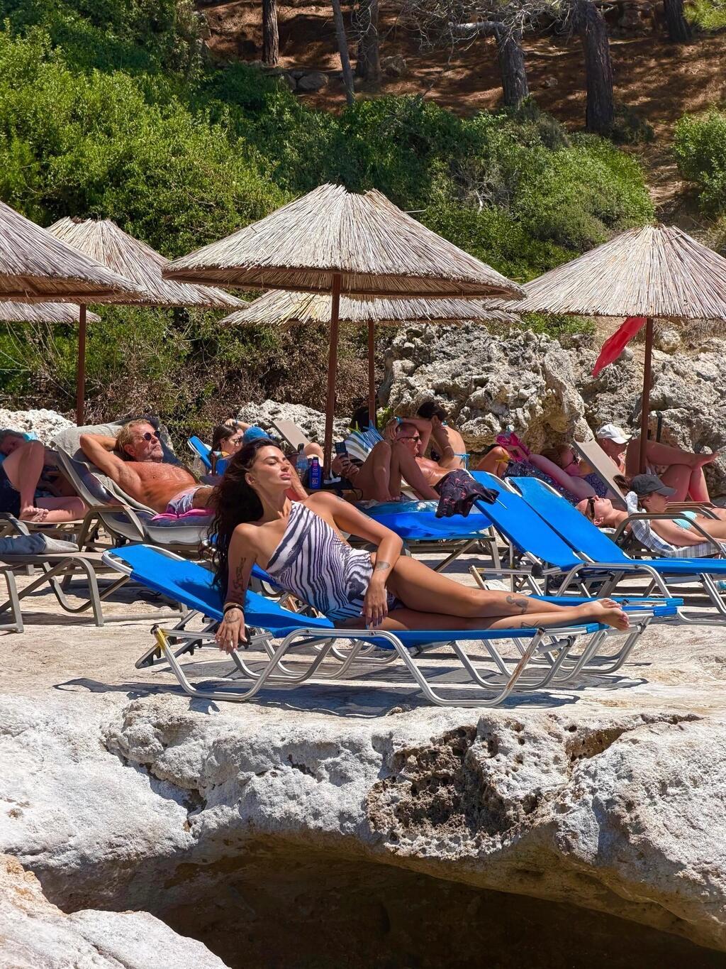 פרידה עוזיאל במראה אמזונה עם תלתלים פראיים (צילום: פרידה עוזיאל) פרידה עוזיאל לובשת בגד ים בחופשה, קיץ 2026