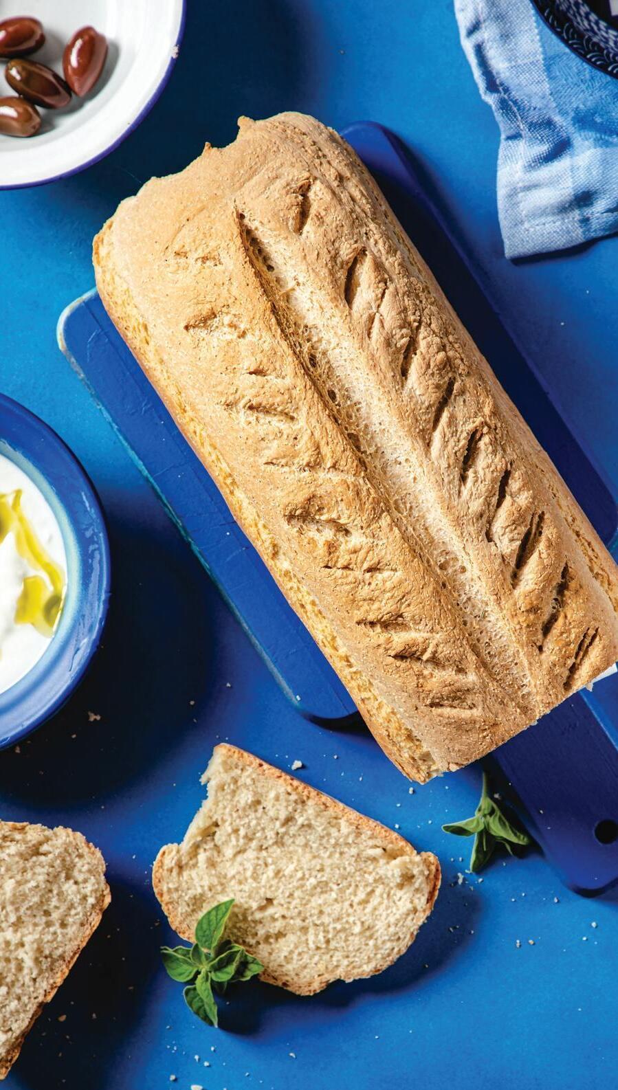 לחם יווני לבן (צילום: בועז לביא, שרית גופן, סגנון: עמית דונסקוי ) לחם יווני לבן