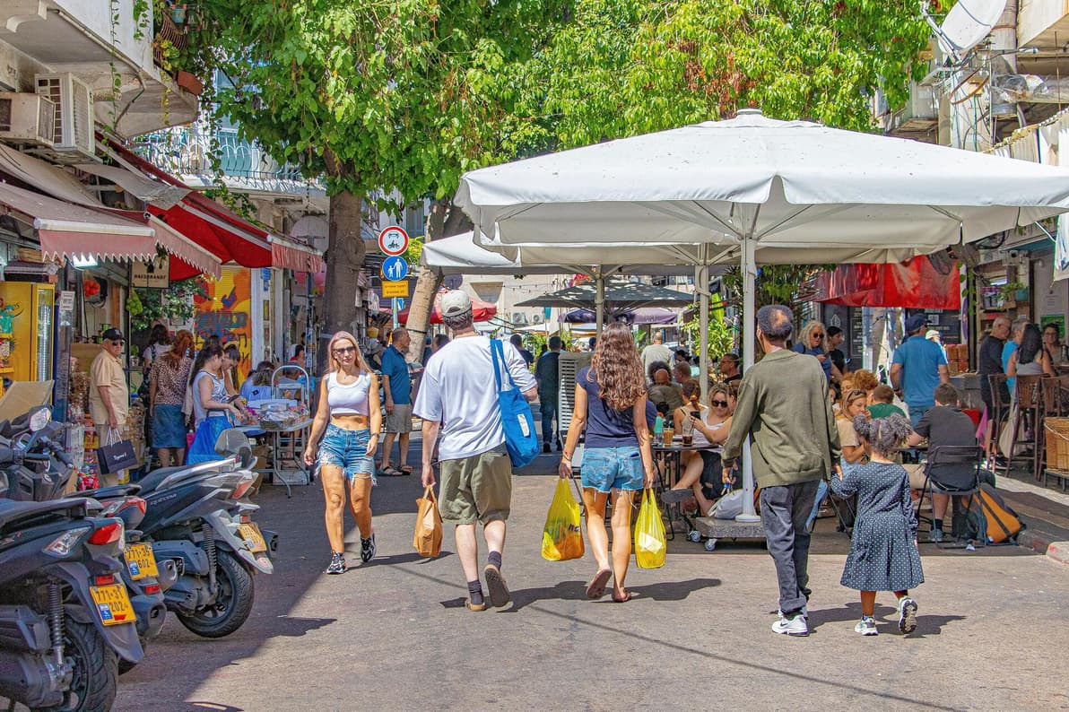 אנשים אוהבים להסתובב ברחובות שכונת הפועלים (צילום: Omri Eliyahu, Shutterstock) שכונת הפועלים משתנה