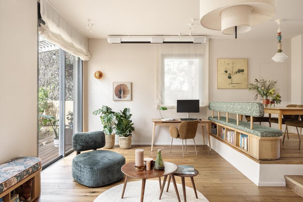 יש מדרגה בין הסלון למטבח (צילום: איתי בנית) בית ברחובות, עיצוב: נועה רודוי