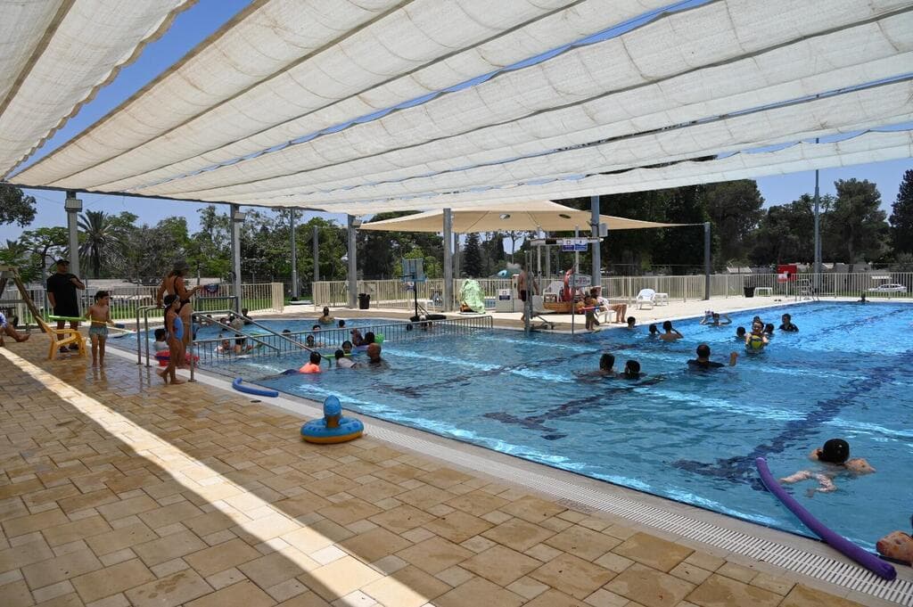 בלי גלעדים ואנדרטאות הנצחה לטבח בשטח הבריכה. כפר עזה (צילום: זהר שפק) הבריכה המשופצת בקיבוץ כפר עזה