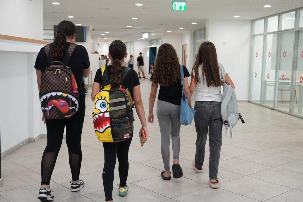 תלמידות בבית הספר (צילום: תומר שונם הלוי) תלמידות בבית הספר