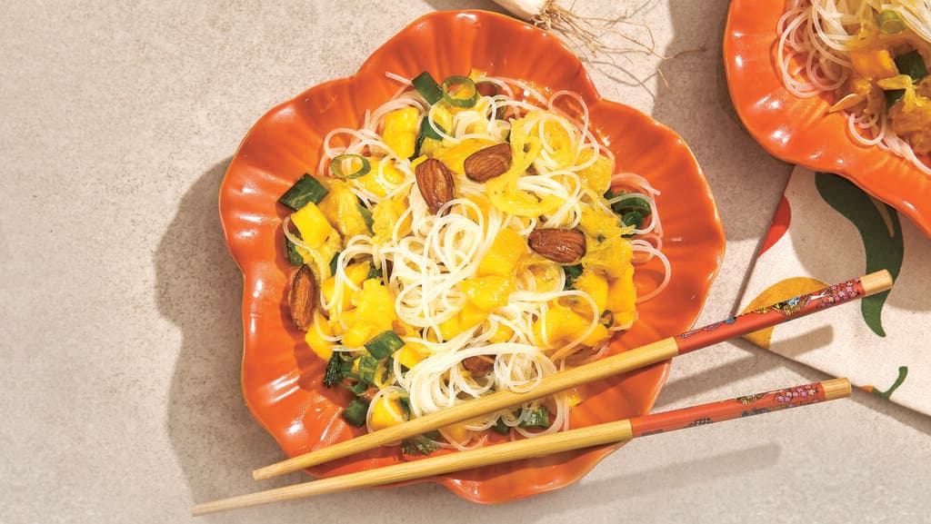 סלט אטריות זכוכית עם מנגו ודלעת ספגטי