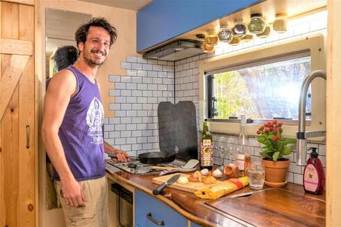 ים נץ מבשל בקרוואן, רגע לפני שנפרד ממנו ים נץ מבשל בקרוואן, רגע לפני שנפרד ממנו