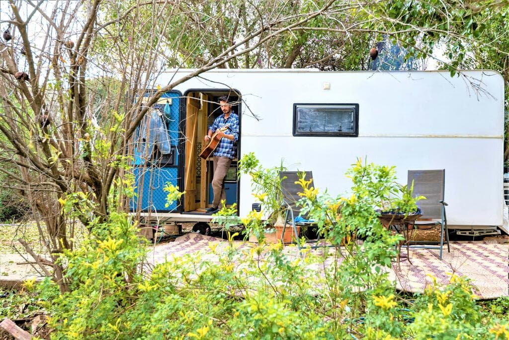 נמאס לו ממעברי דירה. ים נץ בקרוואן שלו (צילום: אלברט אדוט) הקרוואן של ים נץ