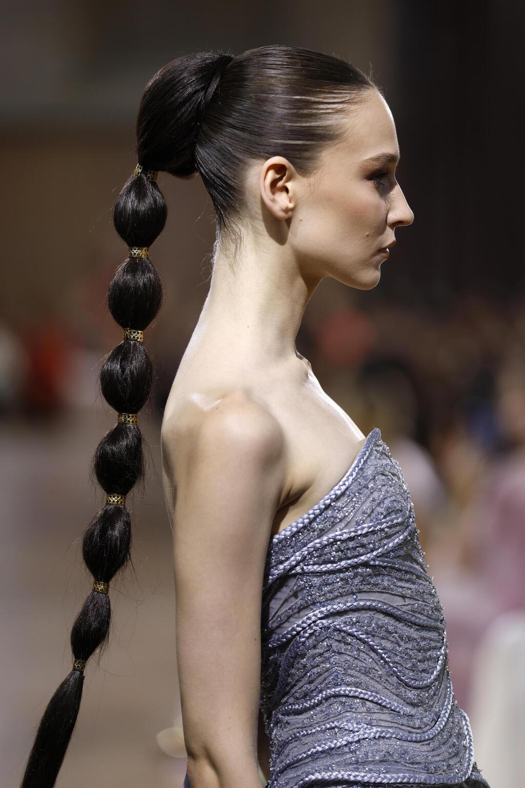 דוגמנית על המסלול של Tony Ward בפריז