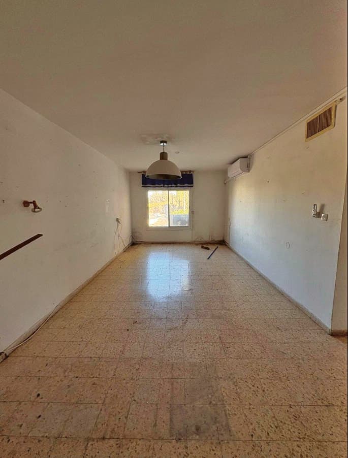 כשהבית ריק. ארבעה קירות שאצרו כל כך הרבה זיכרונות (צילום: אלבום פרטי) כשהבית ריק. ארבעה קירות שאצרו כל כך הרבה זיכרונות