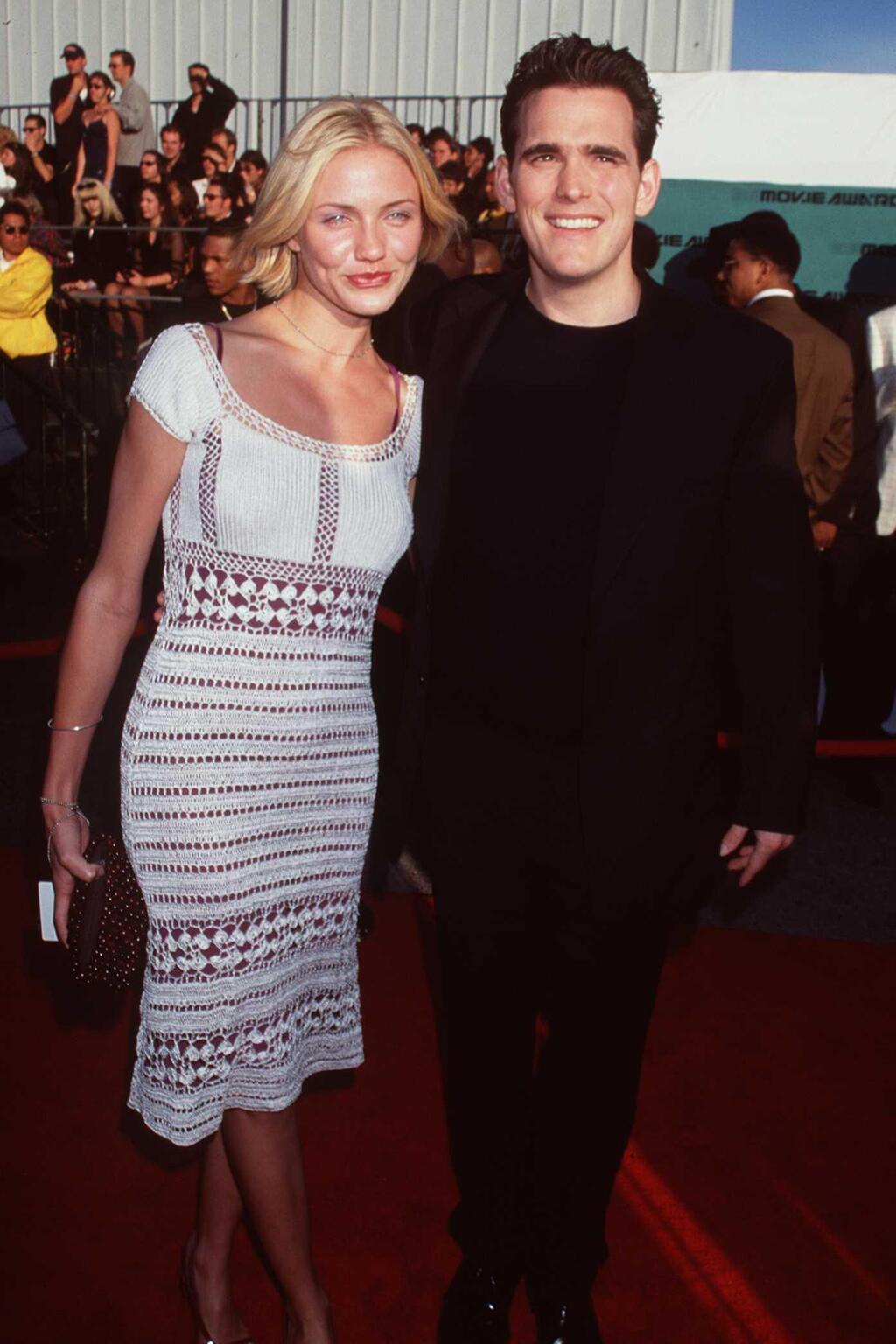 עם מאט דילון על השטיח האדום, 1998 (צילום: Brenda Chase/Stringer/Getty Images) קמרון דיאז ומאט דילון על השטיח האדום, 1998