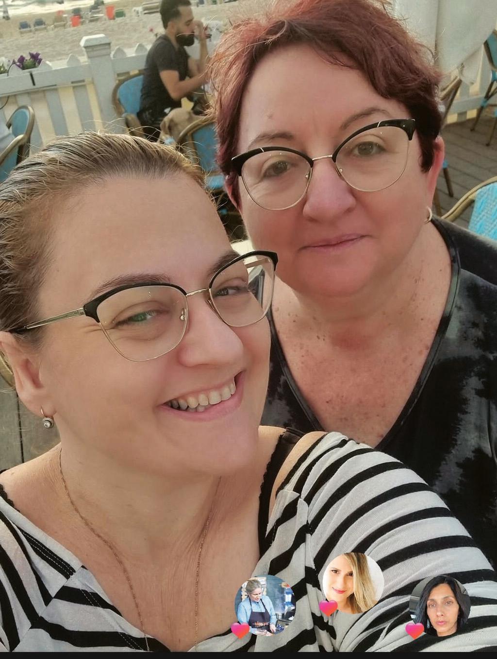רחלי עם אמה רעיה ז"ל (צילום: אלבום פרטי) רחלי קרוט עם אמה רעיה ז"ל