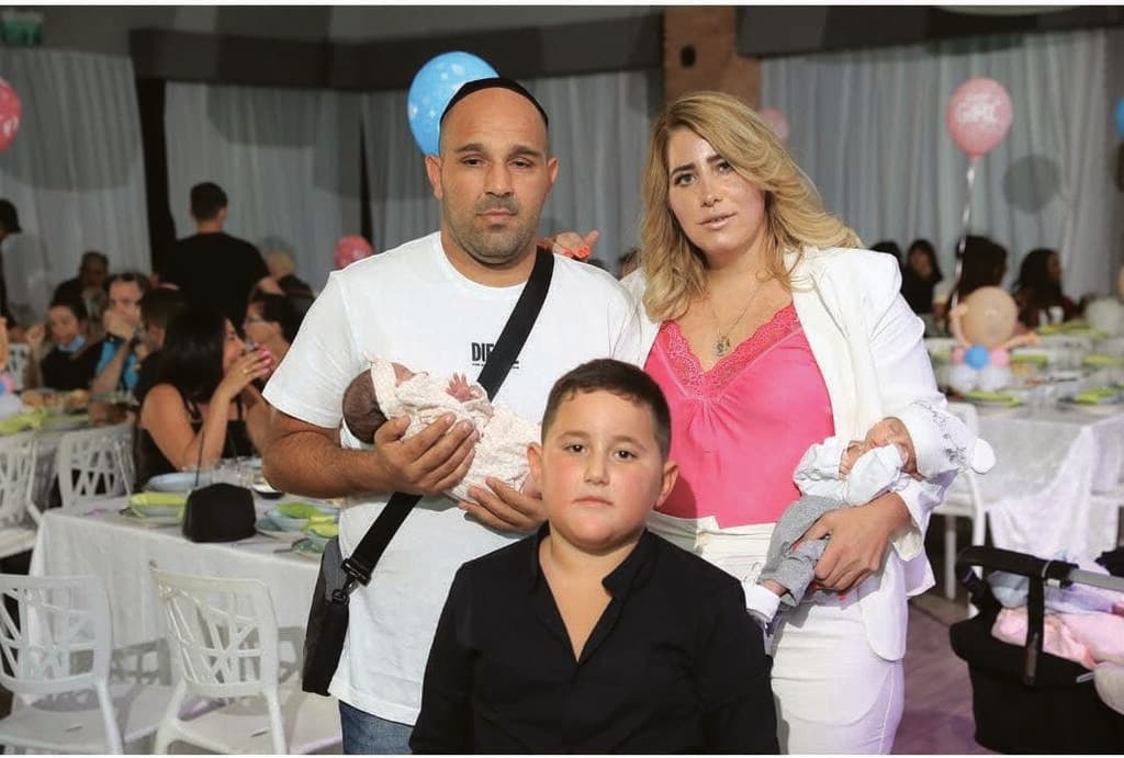 רינת ומאיר קרה עם בנם אביחי והתאומים. אז הייתה בשיא המשקל שלה (צילום: ארז כהן) רינת ומאיר קרה, תרומת כליה