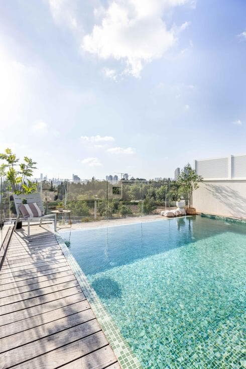 בחרה לקומת הגג אווירת חוף וחופשה, למרות שמדובר בבית דו-משפחתי בחרה לקומת הגג אווירת חוף וחופשה, למרות שמדובר בבית דו-משפחתי
