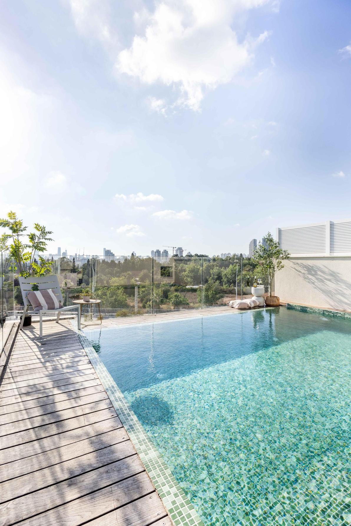 בחרה לקומת הגג אווירת חוף וחופשה, למרות שמדובר בבית דו-משפחתי (צילום: אורית ארנון) בית דו-משפחתי ברמת גן, עיצוב: שרונה טביב