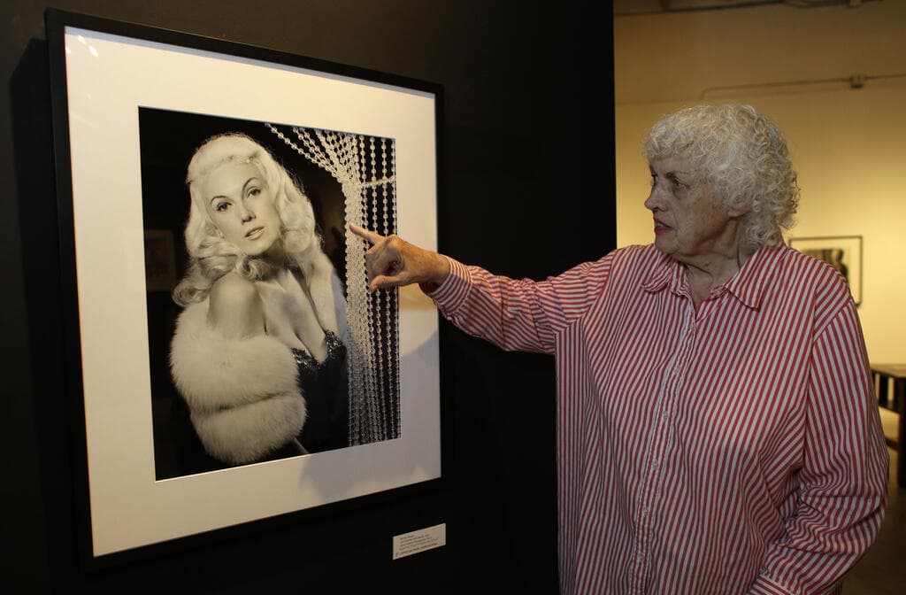 באני ייגר לצד צילום עצמי שלה, 2013 (צילום: AP Photo/Lynne Sladky) באני ייגר לצד צילום עצמי שלה, 2013