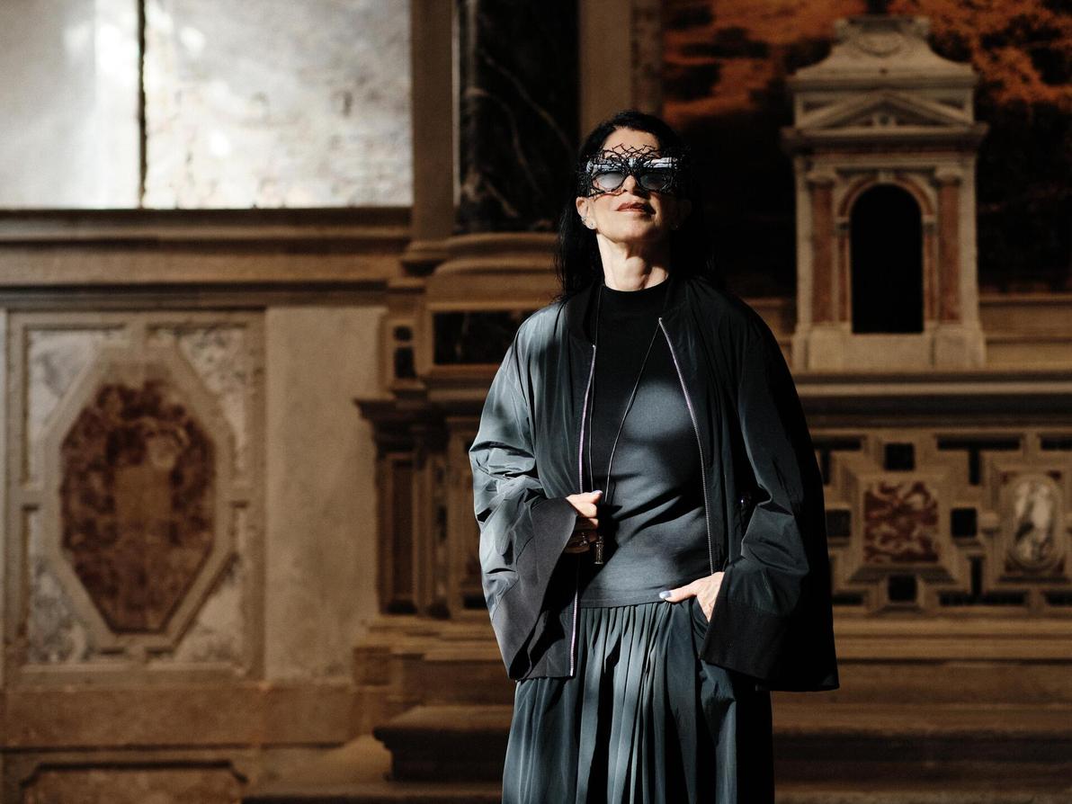 "בזמן שכל העולם על סף פיצוץ, אני שומרת על אופטימיות". ענת חפץ עם משקפיים בעיצובה בוונציה (צילום: Francesco Reffo, Courtesy of Etnia House of Arts) ענת חפץ עם משקפיים בעיצובה בוונציה