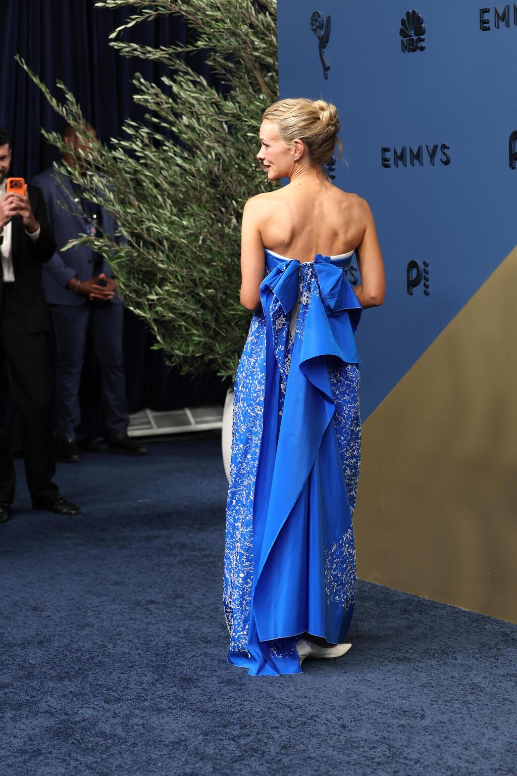 קארי מאליגן והשובל (צילום: Monica Schipper/Getty Images) קארי מאליגן בטקס האמי, 2026