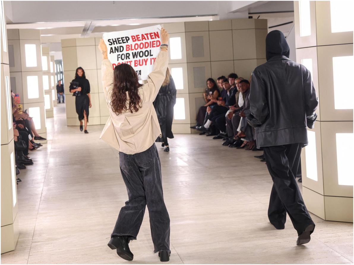 הכול החל כשפעילי ארגון PETA לזכויות בעלי החיים עלו למסלול עם שלטים נגד השימוש של COS בצמר מן החי (צילום: Reuters/Caitlin Ochs) קוס, תצוגת סתיו-חורף 2026-27 בשבוע האופנה בניו יורק
