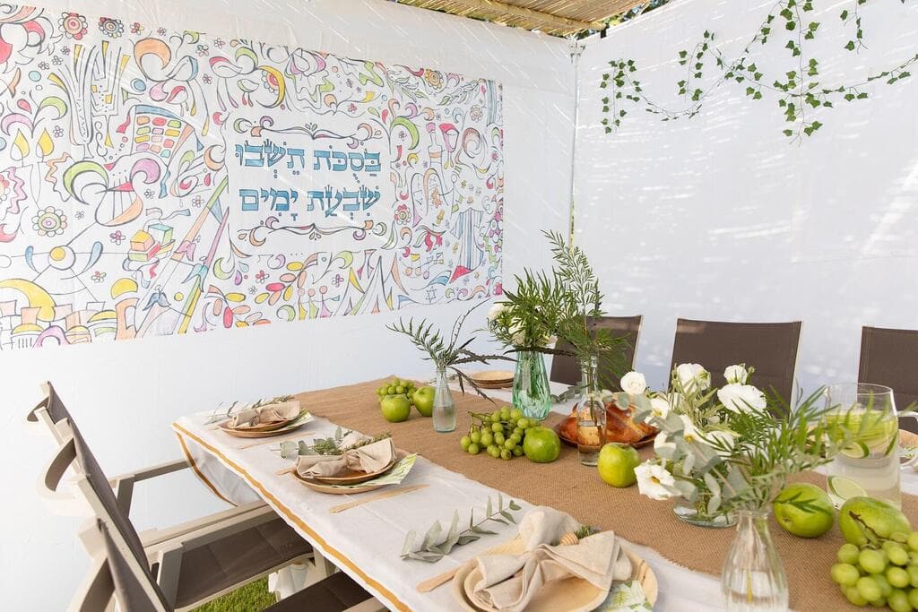 שלפו את ערכת הקישוט במקום לקנות הכול חדש מדי שנה - ולזרוק בסיום החג לפח. סוכת נחלים (צילום: אסף רונן) סוכות נחלים