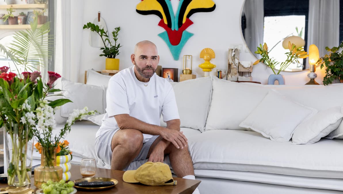 "מאוד חשוב לי לגור במרכז העניינים ולהיות קרוב להכול, בעיקר לשוק בצלאל – מקור האופנה שאני הכי אוהב בעיר הזאת". איתי בצלאלי בביתו (צילום: ענבל מרמרי) איתי בצלאלי בביתו